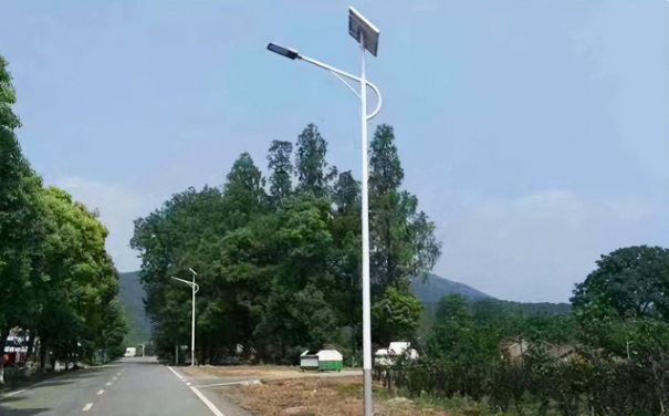 太陽能路燈節(jié)能環(huán)保，為何在一些城鎮(zhèn)見得少？
