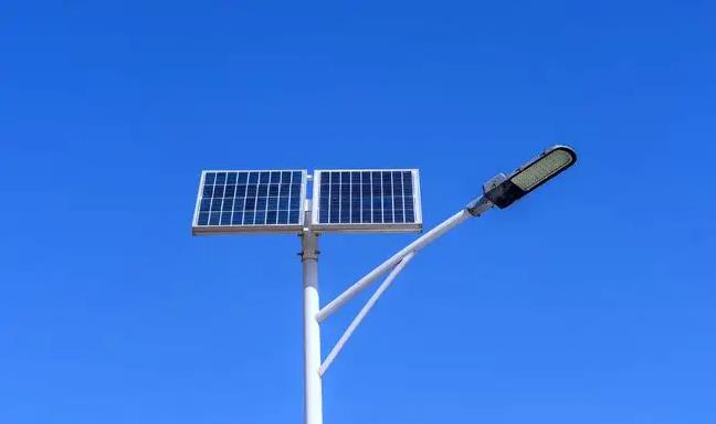 太陽能路燈怎么做到白天充電不亮燈晚上亮燈？